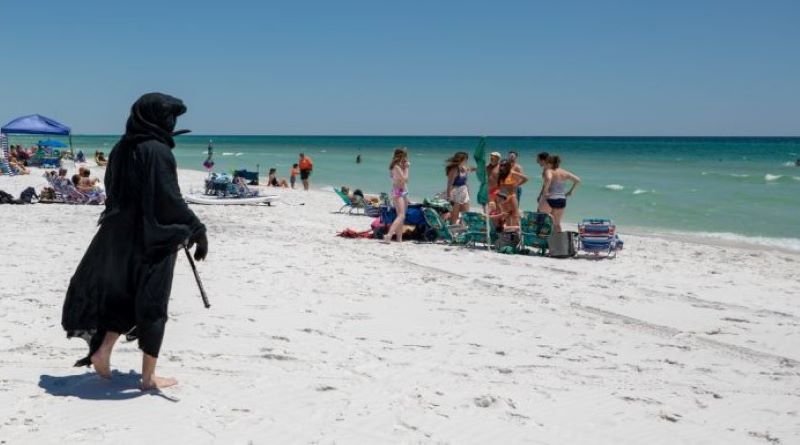 Vishet me kostum të frikshëm, që njerëzit të mos dalin në plazh – Mediafokus