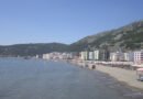 Shëngjin, 4 të rinj merren nga dallgët, dyshohet për viktima