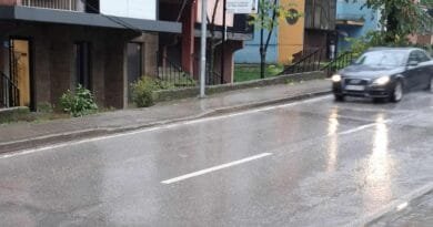 Reshjet e shiut vështirësojnë trafikun, policia del me apel për shoferët Reshjet e shiut vështirësojnë trafikun, policia del me apel për shoferët