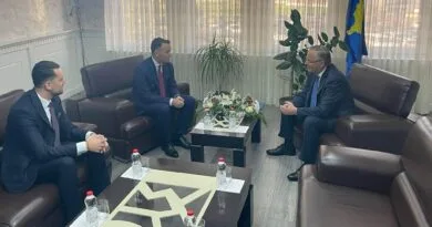 Shembull prej institucionalisti: Bedri Hamza ia dorëzon detyrën e kryetarit të Mitrovicës, Faton Pecit