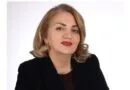 Kush është Adrijana Latifi, gruaja me një portofol të gjerë certifikatash kombëtare dhe ndërkombëtare për lidership e cila garon për deputete nën logon e PDK-së