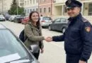 “Mos ma vendos gjobën, të lutem, jam në shkollë” – policia surprizon vajzën që kishte parkuar gabim