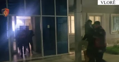 Arrestohen tre të dyshuar në Vlorë për mbajtjen peng të një 39-vjeçari nga Kosova