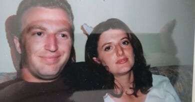 “Krahu ku çdoherë gjej mbështetje” – Jahjaga publikon foto më vëllanë nga viti 1995