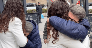 “Jo, jo, jo, jo” – qytetarja në Mitrovicë ia puthë duart Osmanit, shpërthen në vaj teksa e përqafon