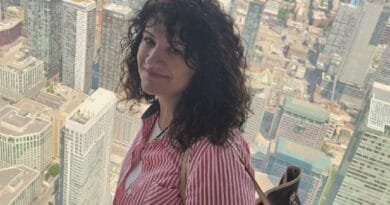 Jo çdo debat ka nevojë të fitohet, ndonjëherë zgjedhja më e pjekur është të buzëqeshim dhe të vazhdojmë rrugën tonë