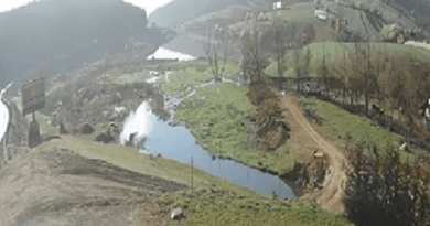 Pamje kur shoferi e humb kontrollin e bie në liqenin e livoqit në Gjilan