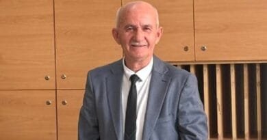 Edhe pse punove në periudha sfiduese, ti asnjëherë nuk mendove t`ua kthesh shpinën nxënësve – dedikim për mësimdhënësin Nehat Ramadani