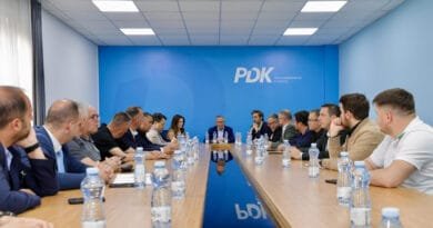 PDK mbledh urgjentisht degët, thotë se po mobilizohet për mbrojtje të Kushtetutës