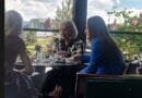 Bashkëshortet e ish-krerëve të UÇK-së shijojnë kafen bashkë