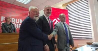Shqiptarët në Mal të Zi shpallin bashkimin politik: Tre subjekte shkrihen në një parti të vetme Shqiptarët në Mal të Zi shpallin bashkimin politik: Tre subjekte shkrihen në një parti të vetme