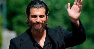Aktori turk Can Yaman: Babai jetonte si shqiptar i vërtetë Aktori turk Can Yaman: Babai jetonte si shqiptar i vërtetë
