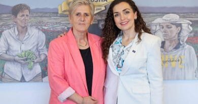 Vjosa Osmani njofton se i është bashkuar Fahrije Hoti në garën për deputete, por s’trego në cilën listë