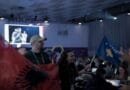 Eurovision, anëtarja e delegacionit serb provon të heqë flamurin e Kosovës