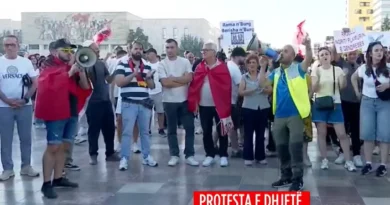 Dita e 10-të e protestës në Tiranë, aktivistët dhe qytetarët mblidhen para Kryeministrisë Dita e 10-të e protestës në Tiranë, aktivistët dhe qytetarët mblidhen para Kryeministrisë