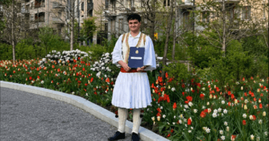 Kosovari Aulon Nura diplomon në Inxhinieri Hapësinore në Suedi me veshje kombëtare Kosovari Aulon Nura diplomon në Inxhinieri Hapësinore në Suedi me veshje kombëtare