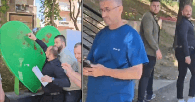 Shoqërohen në Polici Kryetari i Mitrovicës së Veriut dhe Kryesuesi i Kuvendit – hodhi ngjyrë në mbishkrimin  “E dua Mitrovicën”
