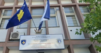 Tentoi ta th”erë me thikë deri brenda Stacionit Policor në Gjilan, policët neutralizojnë sulmuesin Tentoi ta th”erë me thikë deri brenda Stacionit Policor në Gjilan, policët neutralizojnë sulmuesin