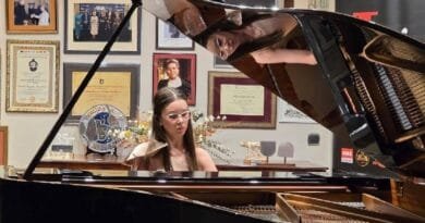Eni Ademi nga Gjilani, talenetja që shkëlqeu me piano në Spanjë Eni Ademi nga Gjilani, talenetja që shkëlqeu me piano në Spanjë