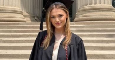 Era Syla, shqiptarja e parë nga Kosova që diplomon në MIT, një nga universitetet më prestigjioze në botë Era Syla, shqiptarja e parë nga Kosova që diplomon në MIT, një nga universitetet më prestigjioze në botë