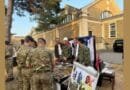 Kadetët e FSK, me plisa në kokë shpërndajnë ushqime tradicionale në Britani