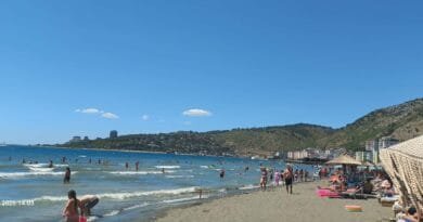 Djegia e lëkurës në plazh – një rrezik që mund të çojë deri te kanceri i lëkurës Djegia e lëkurës në plazh – një rrezik që mund të çojë deri te kanceri i lëkurës