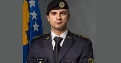 Risi Nuhiu nga Gjilani diplomon në Akademinë Ushtarake dhe emërohet Nëntoger i FSK-së Risi Nuhiu nga Gjilani diplomon në Akademinë Ushtarake dhe emërohet Nëntoger i FSK-së