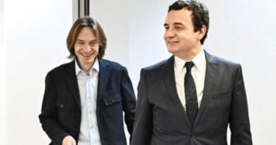 Elvis Hoxha i LVV-së e quan Vjosa Osmanin “mjeshtre të frazave paradoksale”: Është tradhtare Elvis Hoxha i LVV-së e quan Vjosa Osmanin “mjeshtre të frazave paradoksale”: Është tradhtare