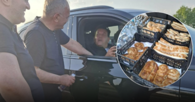 Ambasada e Kosovës ndihmon mërgimtarët në kufirin Kroaci–Serbi, shpërndahen ujë dhe pako ushqimore Ambasada e Kosovës ndihmon mërgimtarët në kufirin Kroaci–Serbi, shpërndahen ujë dhe pako ushqimore