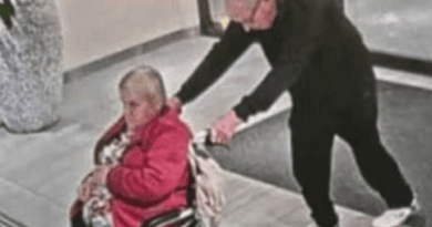 Plaku me plakën ikin nga shtëpia e të moshuarve – nuk u pëlqente qëndrimi aty