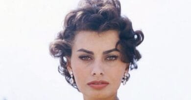“Nuk e prek hundën time”- Sophia Loren sfidoi standardet e bukurisë dhe u bë ikonë pa asnjë operacion estetik! “Nuk e prek hundën time”- Sophia Loren sfidoi standardet e bukurisë dhe u bë ikonë pa asnjë operacion estetik!