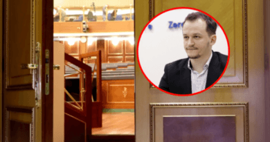 Deputetëve u mbyllet dera e sallës së Kuvendit, Cakolli: Duhet të dihet menjëherë kush e mori këtë vendim dhe të kërkohet llogaridhënie Deputetëve u mbyllet dera e sallës së Kuvendit, Cakolli: Duhet të dihet menjëherë kush e mori këtë vendim dhe të kërkohet llogaridhënie