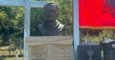 Busti për mësuesin e parë shqiptar në Kosovë – histori që priti një shekull