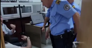 Ekipi i “Shënjestër” denoncon dhunën policore ndaj gazetarëve të saj në Han të Elezit Ekipi i “Shënjestër” denoncon dhunën policore ndaj gazetarëve të saj në Han të Elezit