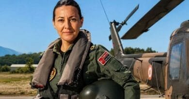 Një grua merr gradën Gjeneral, kjo ndodh për herë të parë në historinë e forcave ajrore turke Një grua merr gradën Gjeneral, kjo ndodh për herë të parë në historinë e forcave ajrore turke