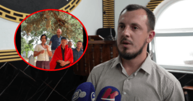 Nuk e varrosi gruan në Tetovë me flamur kombëtar: Hoxha: S’lejoj asnjë lloj flamuri, as atë të gjelbërin Nuk e varrosi gruan në Tetovë me flamur kombëtar: Hoxha: S’lejoj asnjë lloj flamuri, as atë të gjelbërin