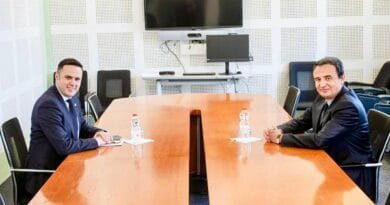 Krasniqi ‘zbulon’ skenarin e marrëveshjes së mundshme mes VV-së dhe LDK-së Krasniqi ‘zbulon’ skenarin e marrëveshjes së mundshme mes VV-së dhe LDK-së