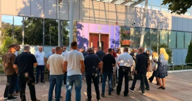 PDK-ja bllokon sërish hyrjen e Qeverisë, deputetëve u bashkohen Aleanca dhe asamblistët e Vushtrrisë