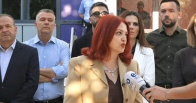 PDK ia ‘zë’ derën Qeverisë, Hoxha: Nuk do ta lejojmë Kurtin të hyjë në zyrat e Kryeministrisë
