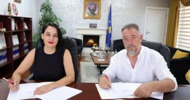 Sami Lushtaku dhe Fitore Pacolli nënshkruajnë marrëveshjen për Objektin Ç në Skenderaj, investimi 4.4 milionë euro