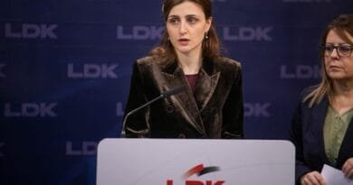 Ymeri kundër vendimit të Kuvendit të LDK-së që i obligon deputetët t’i zbatojnë vendimet e partisë Ymeri kundër vendimit të Kuvendit të LDK-së që i obligon deputetët t’i zbatojnë vendimet e partisë