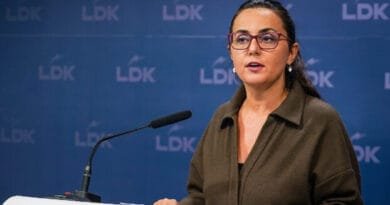 Lushaku-Sadriu: Katër ditë para fillimit të mësimit, 200 mijë nxënës s’e dinë kur do t’i kenë tekstet shkollore Lushaku-Sadriu: Katër ditë para fillimit të mësimit, 200 mijë nxënës s’e dinë kur do t’i kenë tekstet shkollore