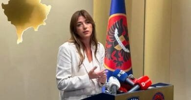 “Haxhiu mund ta ushtrojë detyrën e presidentes deri më 4 tetor, më pas vendimmarrja mund të kontestohet” “Haxhiu mund ta ushtrojë detyrën e presidentes deri më 4 tetor, më pas vendimmarrja mund të kontestohet”