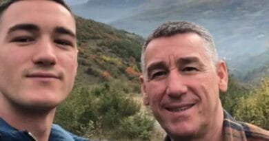 “Rrini bashkë”, djali i Kadri Veselit telefonon nënën dhe vëllezërit pas dënimeve në Hagë “Rrini bashkë”, djali i Kadri Veselit telefonon nënën dhe vëllezërit pas dënimeve në Hagë