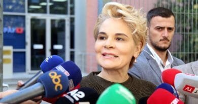 “Po si nuk i fiku njeri radarët për mua moj motër”, Kryemadhi batuta dhe ironi për Vlora Hysenin: Meta i ndizte se kishte hallin e vendit, puthte… “Po si nuk i fiku njeri radarët për mua moj motër”, Kryemadhi batuta dhe ironi për Vlora Hysenin: Meta i ndizte se kishte hallin e vendit, puthte…