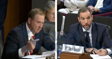 Momenti kur senatori Schmitt e zë ngushtë ish-kryeprokurorin e Speciales me rastin e ish-presidentit të Kosovës, Hashim Thaçi Momenti kur senatori Schmitt e zë ngushtë ish-kryeprokurorin e Speciales me rastin e ish-presidentit të Kosovës, Hashim Thaçi