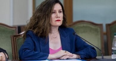 Shefja e SHISH-it, Vlora Hyseni iu dorëzohet autoriteteve shqiptare në kufi me Kosovën Shefja e SHISH-it, Vlora Hyseni iu dorëzohet autoriteteve shqiptare në kufi me Kosovën