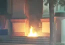 Pas Komisariatit numër 3, protestuesit i vënë flakën edhe Ministrisë së Brendshme