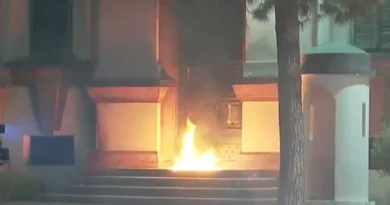 Pas Komisariatit numër 3, protestuesit i vënë flakën edhe Ministrisë së Brendshme Pas Komisariatit numër 3, protestuesit i vënë flakën edhe Ministrisë së Brendshme
