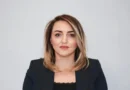 “Kam vendosur të flas, bëhet fjalë për një kryeshef…”, Ish-zyrtarja shtetërore ndan një histori të rëndë që thotë se i ka ndodhur në vendin e punës